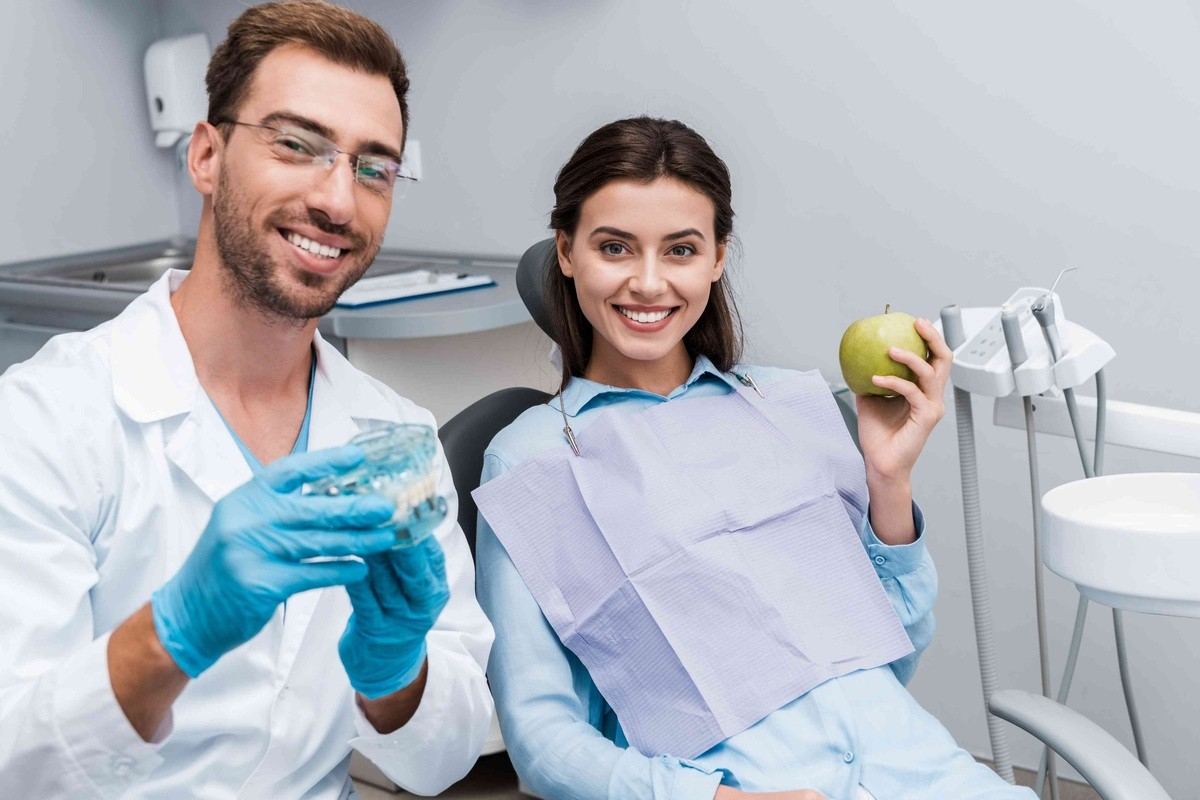 Dentist discussing everyday dental care with a patient during a routine dental visit